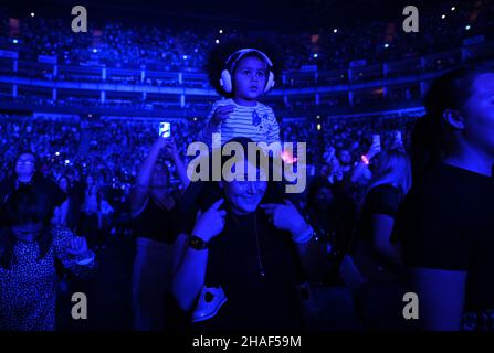 PAS D'ARCHIVE PAS DE VENTE ÉDITORIAL USAGE RÉSERVÉ aux fans pendant la deuxième journée du Jingle Bell ball avec Barclaycard à la O2 Arena de Londres.Date de la photo: Samedi 12 décembre 2021. Banque D'Images