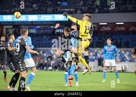 Naples, Campanie, Italie.12th décembre 2021.Le gardien de but Gugliemo Vicario d'Empoli repousse le ballon avec ses poings.pendant le match de football italien Serie A SSC Napoli vs FC Empoli le 12 décembre 2021 au stade Diego Armando Maradona à Naples.(Credit image: © Fabio Sasso/ZUMA Press Wire) Credit: ZUMA Press, Inc./Alamy Live News Banque D'Images