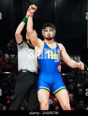 Columbus, Ohio, États-Unis.12th décembre 2022.Pitt Panthers Nino Bonaccosi (bleu) bat les Buckees de l'État de l'Ohio Gavin Hoffman à 197lbs dans leur match au Covelli Centre à Columbus, Ohio.Brent Clark/CSM/Alamy Live News Banque D'Images