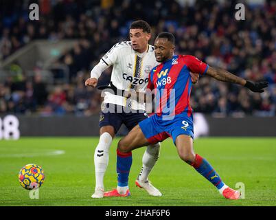 Londres, Royaume-Uni.12th décembre 2021.Crystal Palace Jordan Ayew et Everton Ben Godfrey lors du match Premier League entre Crystal Palace et Everton à Selhurst Park, Londres, Angleterre, le 12 décembre 2021.Photo par Andrew Aleksiejczuk/Prime Media Images.Crédit : Prime Media Images/Alamy Live News Banque D'Images