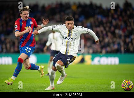 Londres, Royaume-Uni.12th décembre 2021.Everton Ben Godfrey et Crystal Palace Conor Gallagher lors du match de première ligue entre Crystal Palace et Everton à Selhurst Park, Londres, Angleterre, le 12 décembre 2021.Photo par Andrew Aleksiejczuk/Prime Media Images.Crédit : Prime Media Images/Alamy Live News Banque D'Images