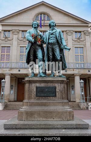 Le Goethe-Schiller-Denkmal, une statue représentant les deux célèbres poètes allemands de Weimar, en Thuringe, en Allemagne. Banque D'Images