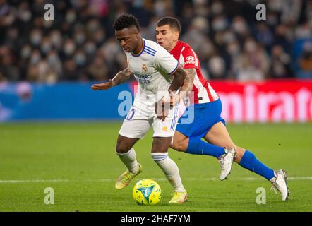 12 décembre 2021; Estadio Santiago Bernabeu, Madrid, Espagne; hommes la Liga Santander, Real Madrid CF vs Club Atletico de Madrid; Correa et Vinicius de véritable défi pour le ballon Banque D'Images