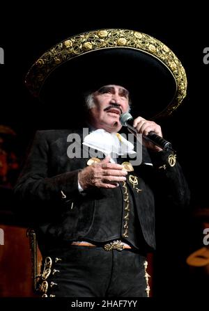 12 décembre 2021 : VICENTE FERNANDEZ, un chanteur mexicain bien-aimé dont le commandement des styles de la ranchera et de la mariachi attira des fans bien au-delà des frontières du Mexique et inspira une nouvelle génération d'artistes décédés dimanche.L'enfant de 81 ans a reçu trois Grammy et neuf Latin Grammy.PHOTO DU DOSSIER: 6 novembre 2009, Los Angeles, Californie, États-Unis: Le chanteur mexicain de ranchera VICENTE FERNANDEZ se produit en direct à l'amphithéâtre Gibson.(Image de crédit : © Leopoldo Pena/ZUMA Press Wire Service) Banque D'Images