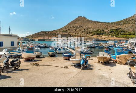 Vue sur le port de l'île de Favignana avec des bateaux de pêche traditionnels, îles Egadi dans la mer Méditerranée, Italie Banque D'Images