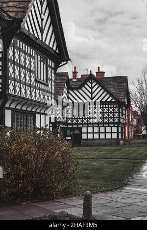 Tudor maisons dans le port résidentiel lumière du soleil, un paisible village de Merseyside fondé par un entrepreneur de l'époque victorienne pour abriter ses ouvriers d'usine. Banque D'Images