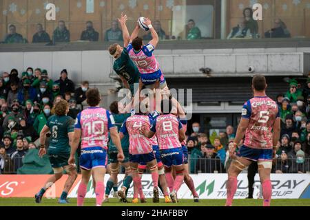 Galway, Irlande.12th décembre 2021.Paul GABRILLAGUES de Stade Francais et Niall MURRAY de Connacht se battent pour le ballon lors de la coupe des champions Heineken, Round 1, match de billard B entre Connacht Rugby et Stade Francais Paris au Sportsground de Galway, Irlande, le 12 décembre 2021 (photo par Andrew SURMA/ Credit: SIPA USA/Alay Live News Banque D'Images