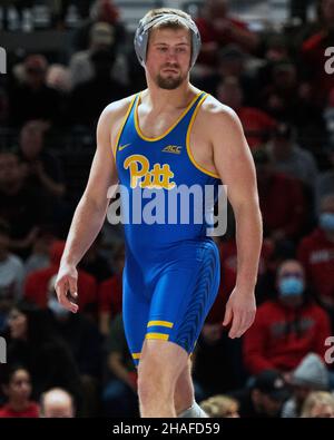 Columbus, Ohio, États-Unis.12th décembre 2022.Pitt Panthers Gregg Harvey se prépare à lutter contre les Buckeyes de l'État de l'Ohio Kaleb Romero dans leur match au Covelli Centre à Columbus, Ohio.Brent Clark/CSM/Alamy Live News Banque D'Images