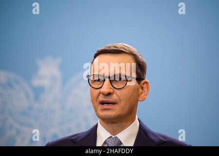 Varsovie, Pologne.12th décembre 2021.Le Premier ministre Mateusz Morawiecki a pris la parole au cours d'une conférence de presse.quatre jours après son entrée en fonction, le chancelier allemand OLAF Scholz a effectué une visite inaugurale en Pologne voisine le dimanche 12th décembre.OLAF Scholz a été accueilli par le Premier ministre polonais Mateusz Morawiecki.Après des discussions politiques, OLAF Scholz et Mateusz Morawiecki ont assisté à une conférence de presse à la Chancellerie du Premier ministre.Crédit : SOPA Images Limited/Alamy Live News Banque D'Images