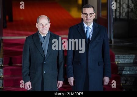 Varsovie, Pologne.12th décembre 2021.Le Premier ministre Mateusz Morawiecki accueille officiellement le chancelier allemand OLAF Scholz.quatre jours après son entrée en fonction, le chancelier allemand OLAF Scholz a effectué une visite inaugurale en Pologne voisine le dimanche 12th décembre.OLAF Scholz a été accueilli par le Premier ministre polonais Mateusz Morawiecki.Après des discussions politiques, OLAF Scholz et Mateusz Morawiecki ont assisté à une conférence de presse à la Chancellerie du Premier ministre.Crédit : SOPA Images Limited/Alamy Live News Banque D'Images