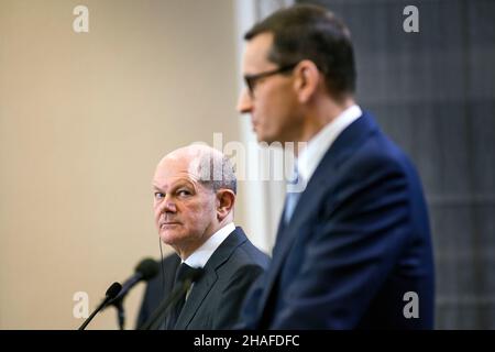 Varsovie, Pologne.12th décembre 2021.OLAF Scholz et Mateusz Morawiecki ont pris la parole au cours d'une conférence de presse.quatre jours après leur entrée en fonction, le chancelier allemand OLAF Scholz a effectué une visite inaugurale en Pologne voisine le dimanche 12th décembre.OLAF Scholz a été accueilli par le Premier ministre polonais Mateusz Morawiecki.Après des discussions politiques, OLAF Scholz et Mateusz Morawiecki ont assisté à une conférence de presse à la Chancellerie du Premier ministre.Crédit : SOPA Images Limited/Alamy Live News Banque D'Images