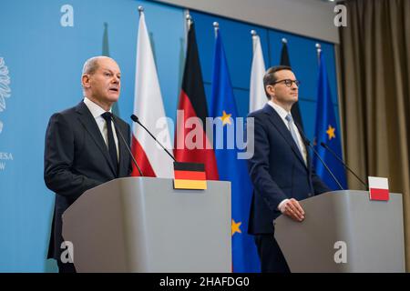 Varsovie, Pologne.12th décembre 2021.OLAF Scholz et Mateusz Morawiecki ont pris la parole au cours d'une conférence de presse.quatre jours après leur entrée en fonction, le chancelier allemand OLAF Scholz a effectué une visite inaugurale en Pologne voisine le dimanche 12th décembre.OLAF Scholz a été accueilli par le Premier ministre polonais Mateusz Morawiecki.Après des discussions politiques, OLAF Scholz et Mateusz Morawiecki ont assisté à une conférence de presse à la Chancellerie du Premier ministre.Crédit : SOPA Images Limited/Alamy Live News Banque D'Images