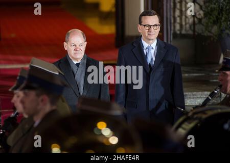 Varsovie, Pologne.12th décembre 2021.Le Premier ministre Mateusz Morawiecki accueille officiellement le chancelier allemand OLAF Scholz.quatre jours après son entrée en fonction, le chancelier allemand OLAF Scholz a effectué une visite inaugurale en Pologne voisine le dimanche 12th décembre.OLAF Scholz a été accueilli par le Premier ministre polonais Mateusz Morawiecki.Après des discussions politiques, OLAF Scholz et Mateusz Morawiecki ont assisté à une conférence de presse à la Chancellerie du Premier ministre.(Photo par Attila Husejnow/SOPA Images/Sipa USA) crédit: SIPA USA/Alay Live News Banque D'Images