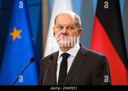 Varsovie, Pologne.12th décembre 2021.La chancelière allemande OLAF Scholz a pris la parole au cours d'une conférence de presse.quatre jours après son entrée en fonction, la chancelière allemande OLAF Scholz a effectué une visite inaugurale en Pologne voisine le dimanche 12th décembre.OLAF Scholz a été accueilli par le Premier ministre polonais Mateusz Morawiecki.Après des discussions politiques, OLAF Scholz et Mateusz Morawiecki ont assisté à une conférence de presse à la Chancellerie du Premier ministre.(Photo par Attila Husejnow/SOPA Images/Sipa USA) crédit: SIPA USA/Alay Live News Banque D'Images