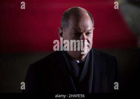 Varsovie, Pologne.12th décembre 2021.Le Premier ministre Mateusz Morawiecki accueille officiellement le chancelier allemand OLAF Scholz.quatre jours après son entrée en fonction, le chancelier allemand OLAF Scholz a effectué une visite inaugurale en Pologne voisine le dimanche 12th décembre.OLAF Scholz a été accueilli par le Premier ministre polonais Mateusz Morawiecki.Après des discussions politiques, OLAF Scholz et Mateusz Morawiecki ont assisté à une conférence de presse à la Chancellerie du Premier ministre.(Photo par Attila Husejnow/SOPA Images/Sipa USA) crédit: SIPA USA/Alay Live News Banque D'Images