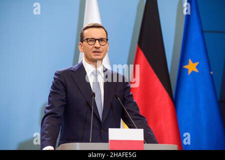 Varsovie, Pologne.12th décembre 2021.Le Premier ministre Mateusz Morawiecki a pris la parole au cours d'une conférence de presse.quatre jours après son entrée en fonction, le chancelier allemand OLAF Scholz a effectué une visite inaugurale en Pologne voisine le dimanche 12th décembre.OLAF Scholz a été accueilli par le Premier ministre polonais Mateusz Morawiecki.Après des discussions politiques, OLAF Scholz et Mateusz Morawiecki ont assisté à une conférence de presse à la Chancellerie du Premier ministre.(Photo par Attila Husejnow/SOPA Images/Sipa USA) crédit: SIPA USA/Alay Live News Banque D'Images