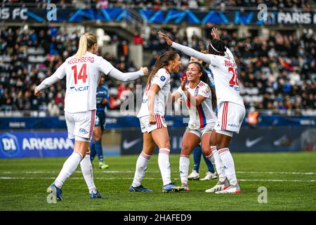 Paris, France.12th décembre 2021.Delphine Cascarino de l'Olympique Lyonnais célèbre son but avec Selma Bacha, Ada Hegerberg et Melvine Malard lors du championnat de France féminin, D1 Arkema football match entre le FC Paris et l'Olympique Lyonnais (OL) le 12 décembre 2021 au stade Charlety à Paris, France.Photo de Victor Joly/ABACAPRESS.COM crédit: Victor Joly/Alay Live News Banque D'Images