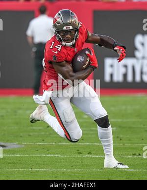 Tampa, États-Unis.12th décembre 2021.Chris Godwin (14), receveur des Buccaneers de la baie de Tampa, porte le ballon après une réception contre les Buffalo Bills pendant la première moitié au stade Raymond James à Tampa, en Floride, le dimanche 12 décembre 2021.Photo de Steve Nesius/UPI crédit: UPI/Alamy Live News Banque D'Images