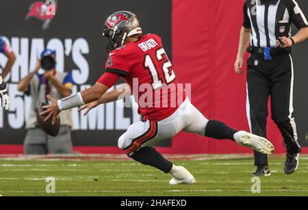 Tampa, États-Unis.12th décembre 2021.Le quarterback des Buccaneers de la baie de Tampa Tom Brady récupère une fumble sur le vif pendant la première moitié contre les Buffalo Bills au stade Raymond James à Tampa, en Floride, le dimanche 12 décembre 2021.Photo de Steve Nesius/UPI crédit: UPI/Alamy Live News Banque D'Images