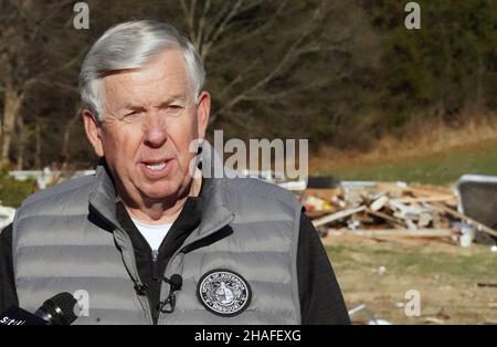 Defiance, États-Unis.12th décembre 2021.Le gouverneur du Missouri, Mike Parson, s'entretient avec des journalistes après avoir arpenté une maison détruite par une puissante tornade lors d'une tournée au sol à Defiance, Missouri, le dimanche 12 décembre 2021.Une tornade a frappé la petite ville à l'ouest de Saint-Louis le vendredi 10 décembre 2021, détruisant 25 maisons et en tuant une.Photo par Bill Greenblatt/UPI crédit: UPI/Alay Live News Banque D'Images