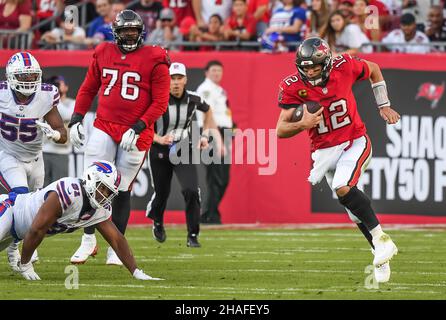 Tampa, États-Unis.12th décembre 2021.Donavan Smith (76) de Tampa Bay Buccaneers et Jerry Hughes (55) de Buffalo Bills et Ed Oliver (91) observent le quarter back de Tampa Bay Tom Brady (12) qui se brouille pendant la première moitié au stade Raymond James à Tampa, en Floride, le dimanche 12 décembre 2021.Photo de Steve Nesius/UPI crédit: UPI/Alamy Live News Banque D'Images