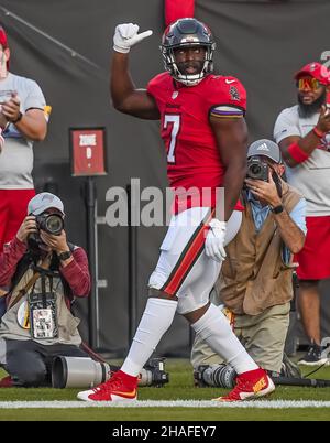 Tampa, États-Unis.12th décembre 2021.Les Buccaneers de la baie de Tampa qui reviennent Leonard Fournette (7) célèbre un touchdown contre les Buffalo Bills pendant la première moitié au stade Raymond James à Tampa, en Floride, le dimanche 12 décembre 2021.Photo de Steve Nesius/UPI crédit: UPI/Alamy Live News Banque D'Images