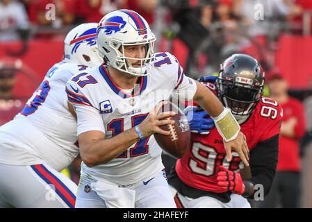 Tampa, États-Unis.12th décembre 2021.Jason Pierre-Paul (90) des Buccaneers de la baie de Tampa exerce une pression sur le quarter back des Buffalo Bills Josh Allen (17) pendant la première moitié au stade Raymond James à Tampa, en Floride, le dimanche 12 décembre 2021.Photo de Steve Nesius/UPI crédit: UPI/Alamy Live News Banque D'Images