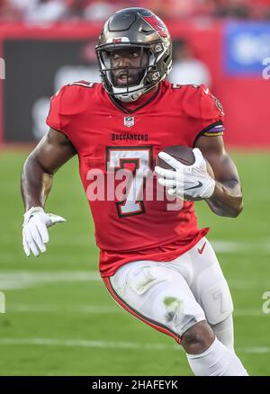 Tampa, États-Unis.12th décembre 2021.Leonard Fournette de Tampa Bay Buccaneers (7) court contre les Buffalo Bills pendant la première moitié au stade Raymond James à Tampa, en Floride, le dimanche 12 décembre 2021.Photo de Steve Nesius/UPI crédit: UPI/Alamy Live News Banque D'Images