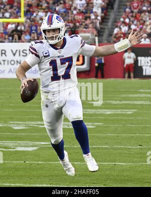 Tampa, États-Unis.12th décembre 2021.Le quarter back des Buffalo Bills Josh Allen (17) s'emmêle durant la première moitié contre les Tampa Bay Buccaneers au stade Raymond James à Tampa, en Floride, le dimanche 12 décembre 2021.Photo de Steve Nesius/UPI crédit: UPI/Alamy Live News Banque D'Images