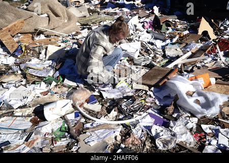 Defiance, États-Unis.12th décembre 2021.La volontaire Susan O'Toole regarde à travers les biens de Marcia et Rich Vance après que leur maison a été détruite par une puissante maison de tornade qui a été détruite par une puissante tornade en Defiance, Missouri, le dimanche 12 décembre 2021.Une tornade a frappé la petite ville à l'ouest de Saint-Louis le vendredi 10 décembre 2021, détruisant 25 maisons et en tuant une.Photo par Bill Greenblatt/UPI crédit: UPI/Alay Live News Banque D'Images