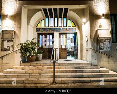 Entrée de nuit à la grande synagogue de tel Aviv Banque D'Images