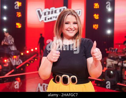 Berlin, Allemagne.13th décembre 2021.Katarina Mihaljevic est sur scène après la demi-finale de l'émission télévisée "la voix de l'Allemagne".Credit: Annette Riedl/dpa/Alay Live News Banque D'Images