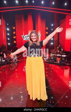 Berlin, Allemagne.13th décembre 2021.Katarina Mihaljevic est sur scène après la demi-finale de l'émission télévisée "la voix de l'Allemagne".Credit: Annette Riedl/dpa/Alay Live News Banque D'Images