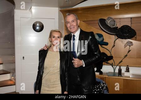 Jean-Claude Jitrois et Fiona Gélin réunis lors du gala au profit de l'association >, organisé par Jérémy Bellet, à bord du Yacht Joséphine Banque D'Images