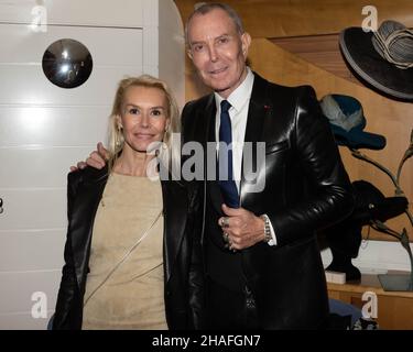 Jean-Claude Jitrois et Fiona Gélin réunis lors du gala au profit de l'association >, organisé par Jérémy Bellet, à bord du Yacht Joséphine Banque D'Images