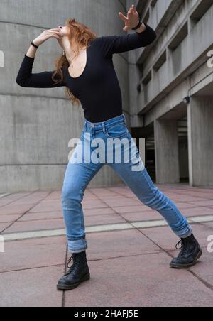 Portrait d'une jeune femme aux longs cheveux rouges Banque D'Images