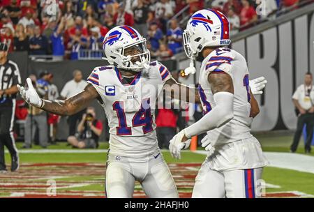 Tampa, États-Unis.12th décembre 2021.Stefon Diggs (14) de Buffalo Bills félicite Gabriel Davis (R) après une prise de contact pendant la seconde moitié au stade Raymond James à Tampa, en Floride, le dimanche 12 décembre 2021.Photo de Steve Nesius/UPI crédit: UPI/Alamy Live News Banque D'Images