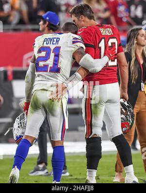 Tampa, États-Unis.12th décembre 2021.Le quarterback des Buccaneers de la baie de Tampa Tom Brady (12) parle avec la sécurité des Buffalo Bills Jordan Poyer (21) après que la baie de Tampa a battu Buffalo 33-27 pendant les heures supplémentaires au stade Raymond James à Tampa, en Floride, le dimanche 12 décembre 2021.Photo de Steve Nesius/UPI crédit: UPI/Alamy Live News Banque D'Images