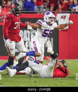 Tampa, États-Unis.12th décembre 2021.Donovan Smith (L) de Tampa Bay Buccaneers regarde Matt Milano (58) de Buffalo Bills, en tant que quarter back de Tampa Bay Tom Brady (R) pendant la seconde moitié au stade Raymond James à Tampa, en Floride, le dimanche 12 décembre 2021.Photo de Steve Nesius/UPI crédit: UPI/Alamy Live News Banque D'Images