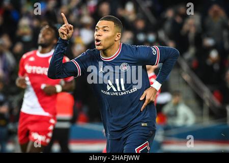 Paris, France.12th décembre 2021.KYLIAN MBAPPE de Paris Saint-Germain fête ses points contre MONACO lors de l'action de la Ligue française 1 au stade du Parc des Princes.(Image de crédit : © Matthieu Mirville/ZUMA Press Wire) Banque D'Images