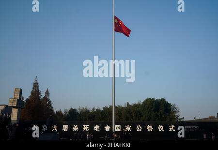 Nanjing, province chinoise du Jiangsu.13th décembre 2021.Le drapeau national de la Chine vole à moitié avant la cérémonie nationale de commémoration des victimes du massacre de Nanjing au Memorial Hall des victimes du massacre de Nanjing par les Invaders japonais à Nanjing, capitale de la province de Jiangsu, dans l'est de la Chine, le 13 décembre 2021.Credit: JI Chunpeng/Xinhua/Alamy Live News Banque D'Images