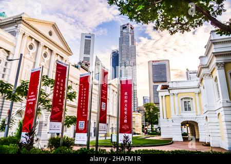 Vue latérale de la salle de concert Victoria et de la maison des arts, contrairement aux gratte-ciels du centre financier de Singapour. Banque D'Images
