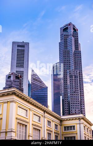 Vue latérale de la salle de concert Victoria et en contraste avec les gratte-ciels du centre financier de Singapour. Banque D'Images