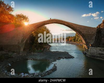 Le célèbre vieux pont lapidé de Konitsa sur la rivière Aoos. Tymfi Mount, Zagori, Épire, Grèce, Europe Banque D'Images