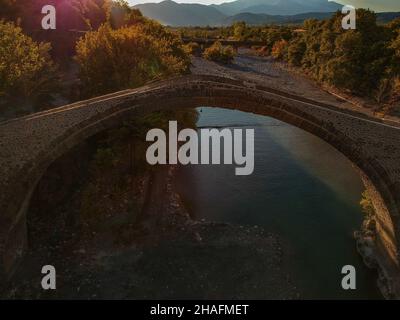 Le célèbre vieux pont lapidé de Konitsa sur la rivière Aoos. Tymfi Mount, Zagori, Épire, Grèce, Europe Banque D'Images