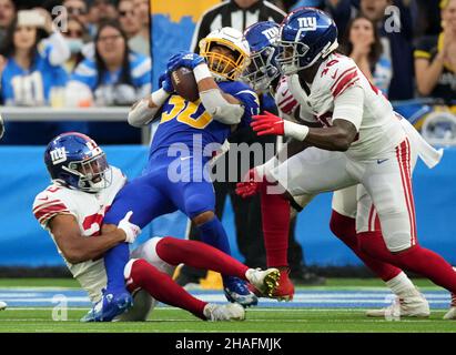 Los Angeles Chargers en arrière Austin Ekeler (30) est attaqué New York Giants sécurité Juilian Love (L) au stade SOFI le dimanche 12 décembre 2021 à Inglewood, Californie.Les Chargers battit les Giants 37-21.Photo de Jon SooHoo/UPI Banque D'Images