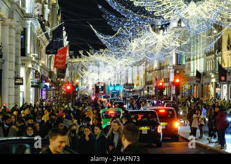 Londres, Royaume-Uni, 12th décembre 2021.Les acheteurs et ceux qui apprécient les lumières de Noël dans le West End remplissent Regent Street alors que le gouvernement britannique élève le niveau d'alerte Covid à quatre, alors que le doublement des variantes Omicron.Le Premier ministre Boris Johnson fera des annonces dans un discours télévisé à la nation ce soir.Crédit : onzième heure Photographie/Alamy Live News Banque D'Images