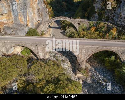 Le magnifique vieux pont en pierre connu sous le nom de Kokkoris ou le pont de Noutsios, près de la ville d'Ioannina, Epirus Grèce. Banque D'Images