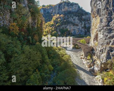 Le magnifique vieux pont en pierre connu sous le nom de Kokkoris ou le pont de Noutsios, près de la ville d'Ioannina, Epirus Grèce. Banque D'Images