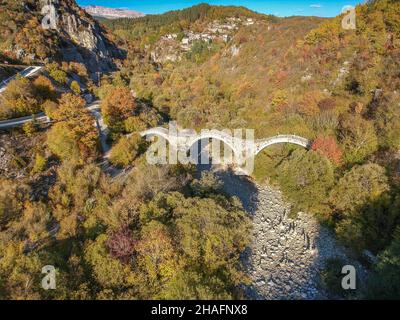 Vue aérienne de l'ancien pont en pierre à trois voûtes de Kalogeriko sur le canyon Vikos, Zagorohoria, Grèce, Europe Banque D'Images